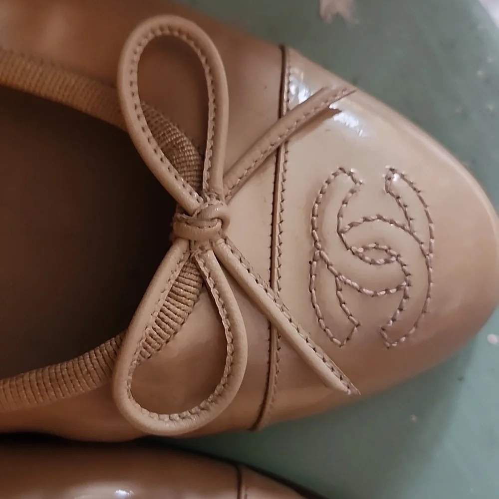 CHANEL Cream Patent Leather Ballet Flats Size 36
